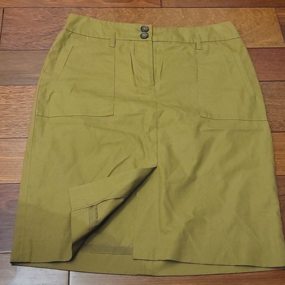 Banana Republic skirt in size 4 petite - Picture 3 of 7